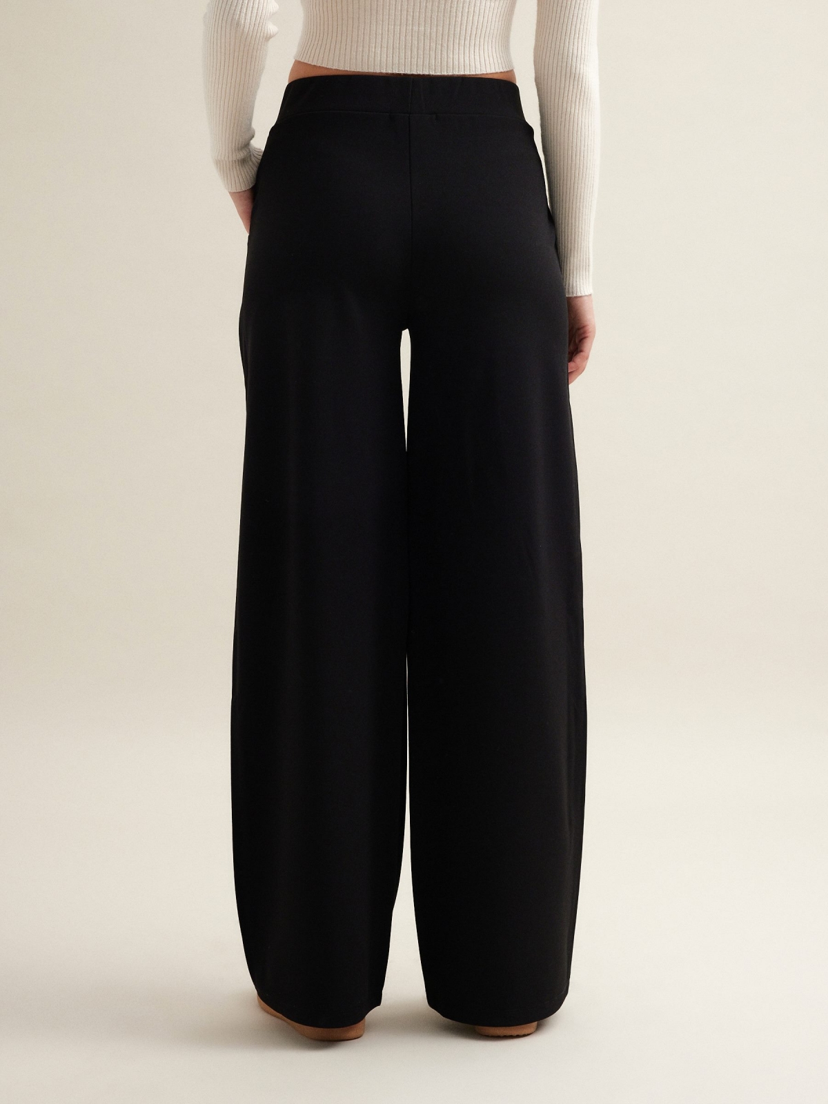 Pantalón fluido wide leg negro vista media trasera