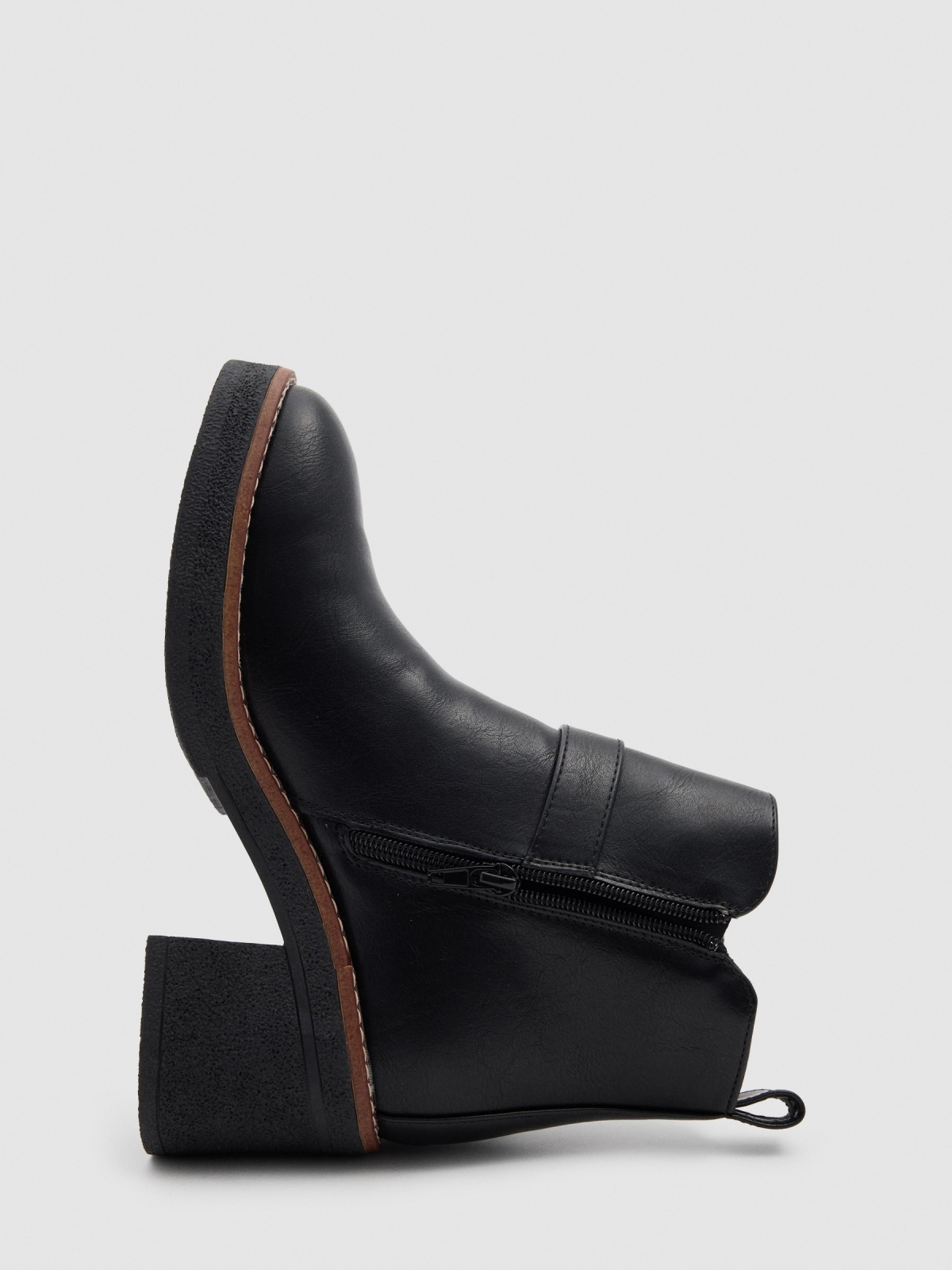 Heeled boots with zipper black detail view