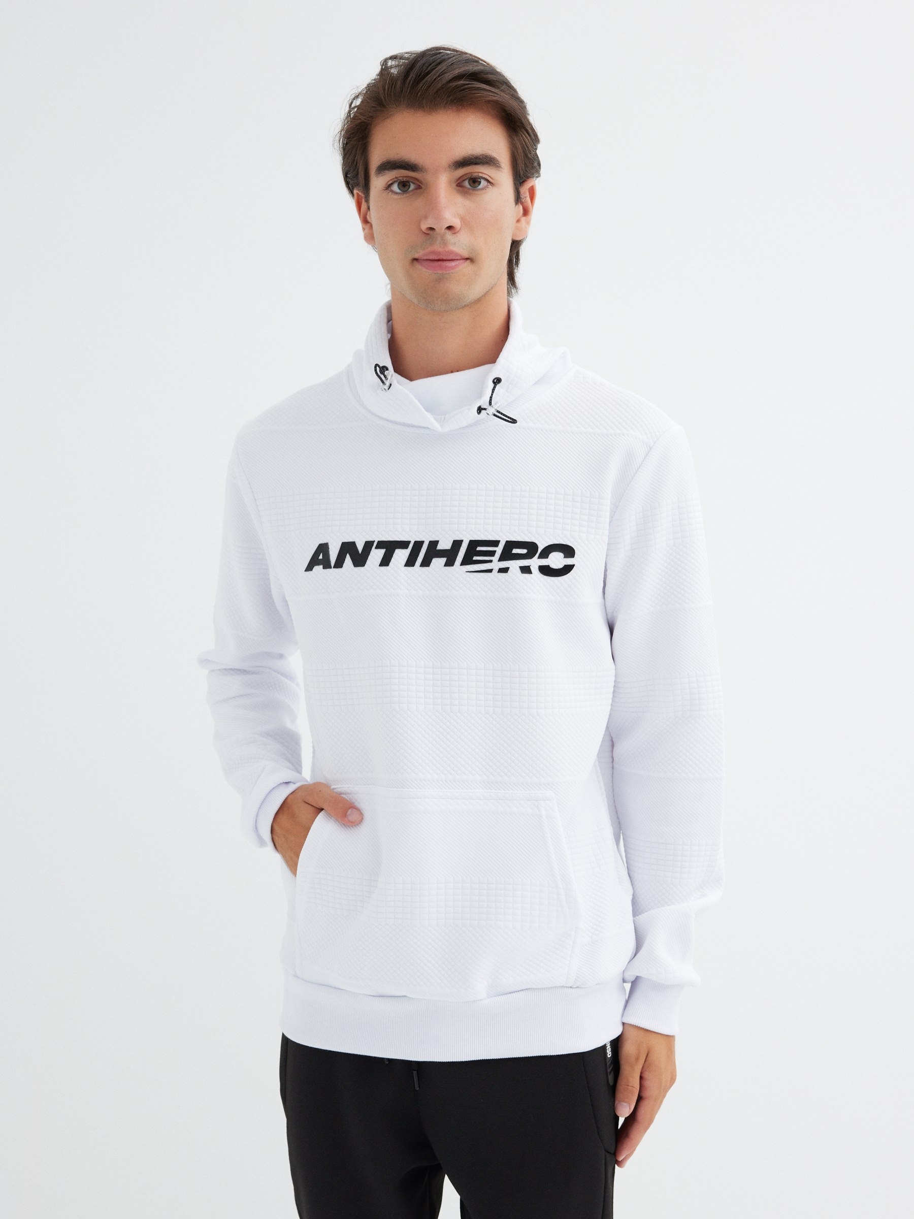 Sudadera cuello chimenea con gráfico blanco vista media frontal