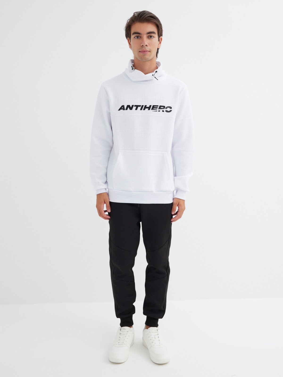 Sudadera cuello chimenea con gráfico blanco vista general frontal