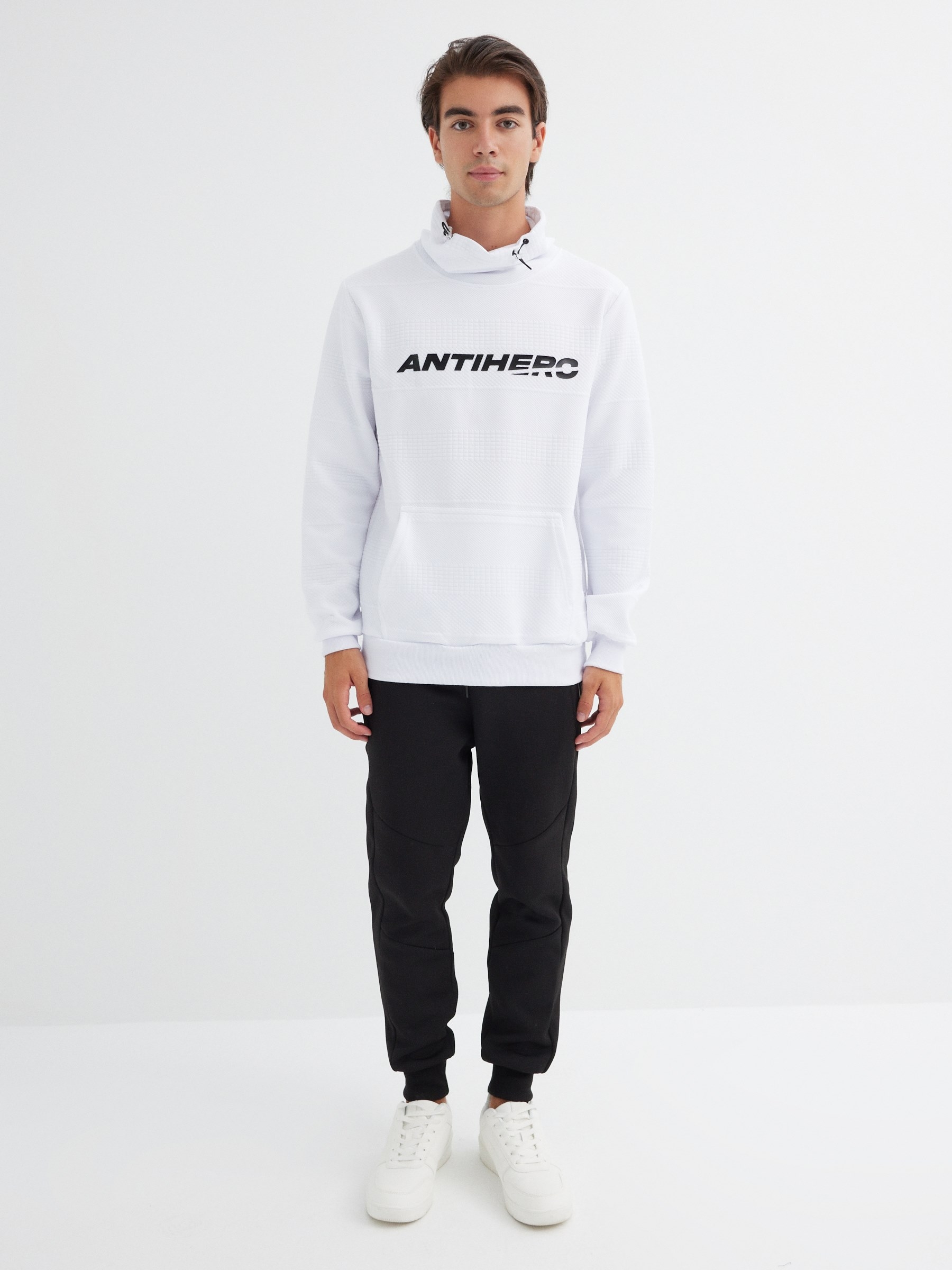 Sudadera cuello chimenea con gráfico blanco vista media frontal