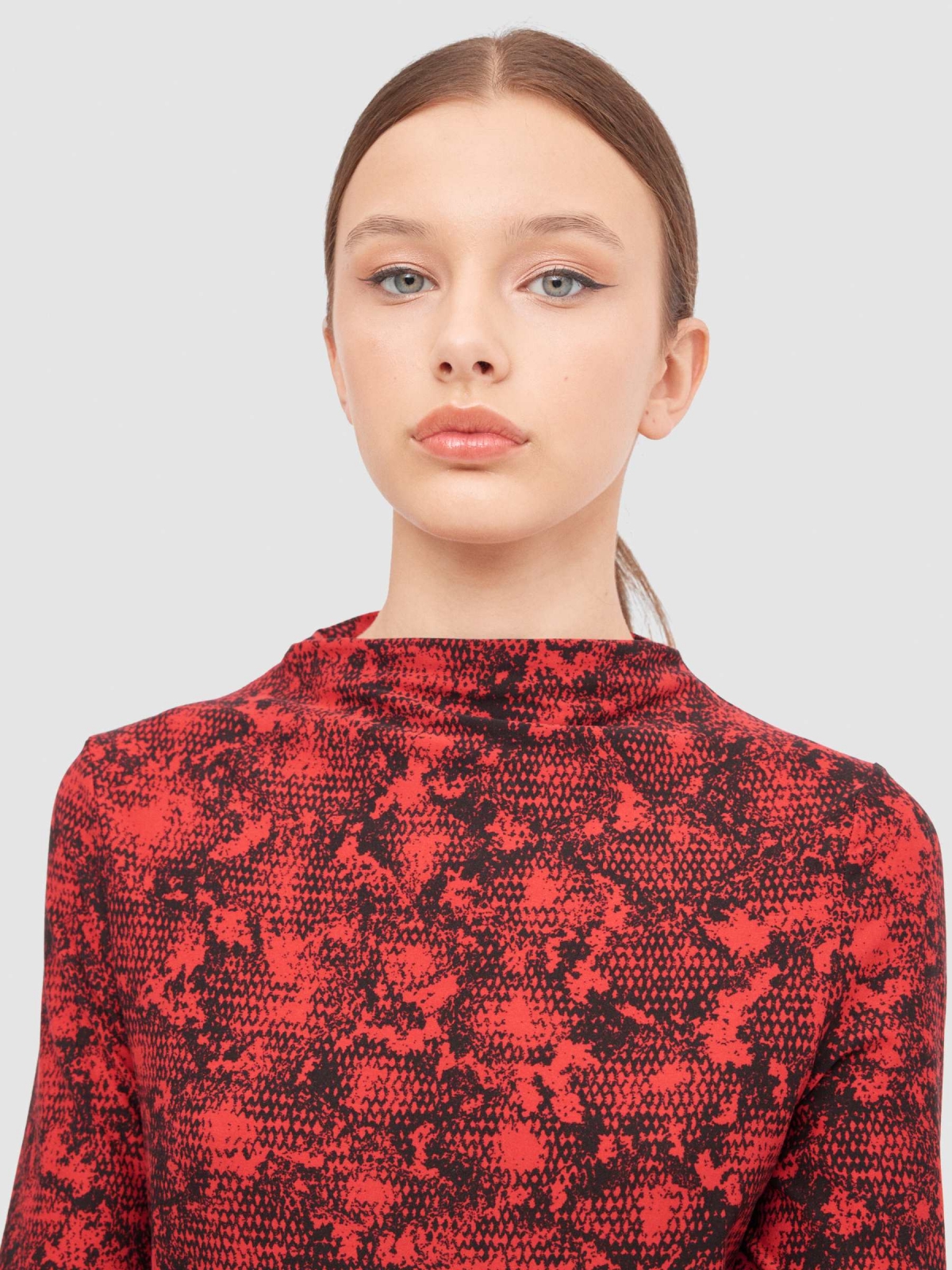 Animal print ruffled t-shirt red detail view