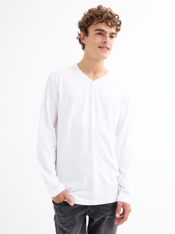 Long sleeve t-shirt with baker's collar white middle front view