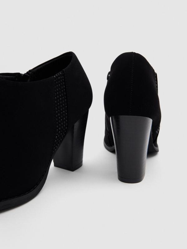 Lateral shine high-heeled shoes black detail view