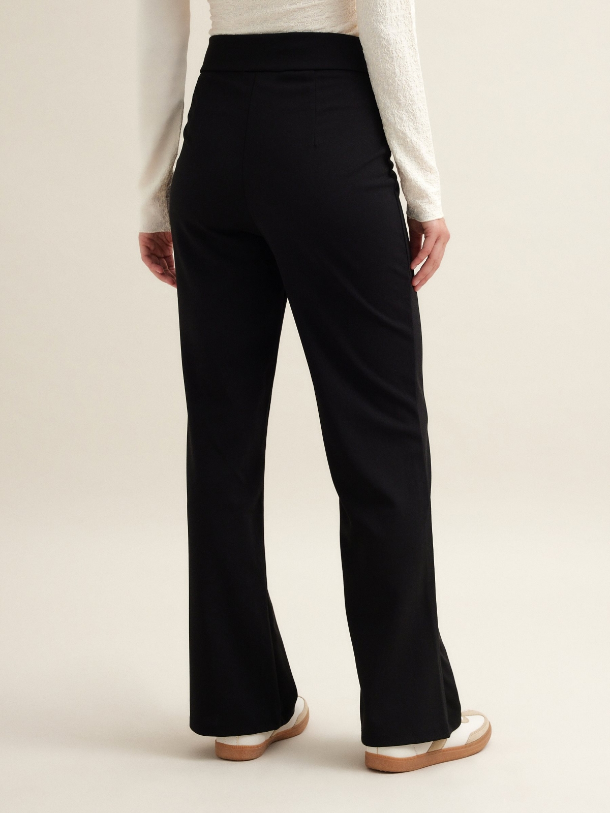 Pantalón elástico wide leg negro vista media trasera