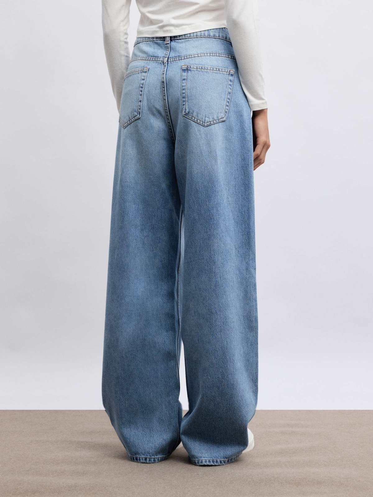 Jeans wide leg tiro alto azul vista media trasera