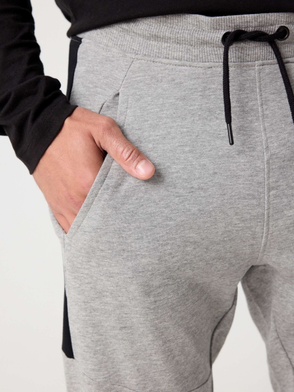 Calças desportivas jogger cinza vista detalhe