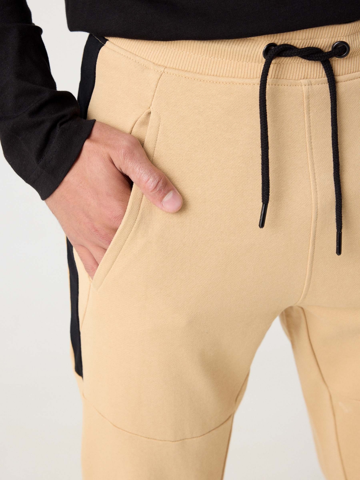 Calças desportivas jogger camel vista detalhe