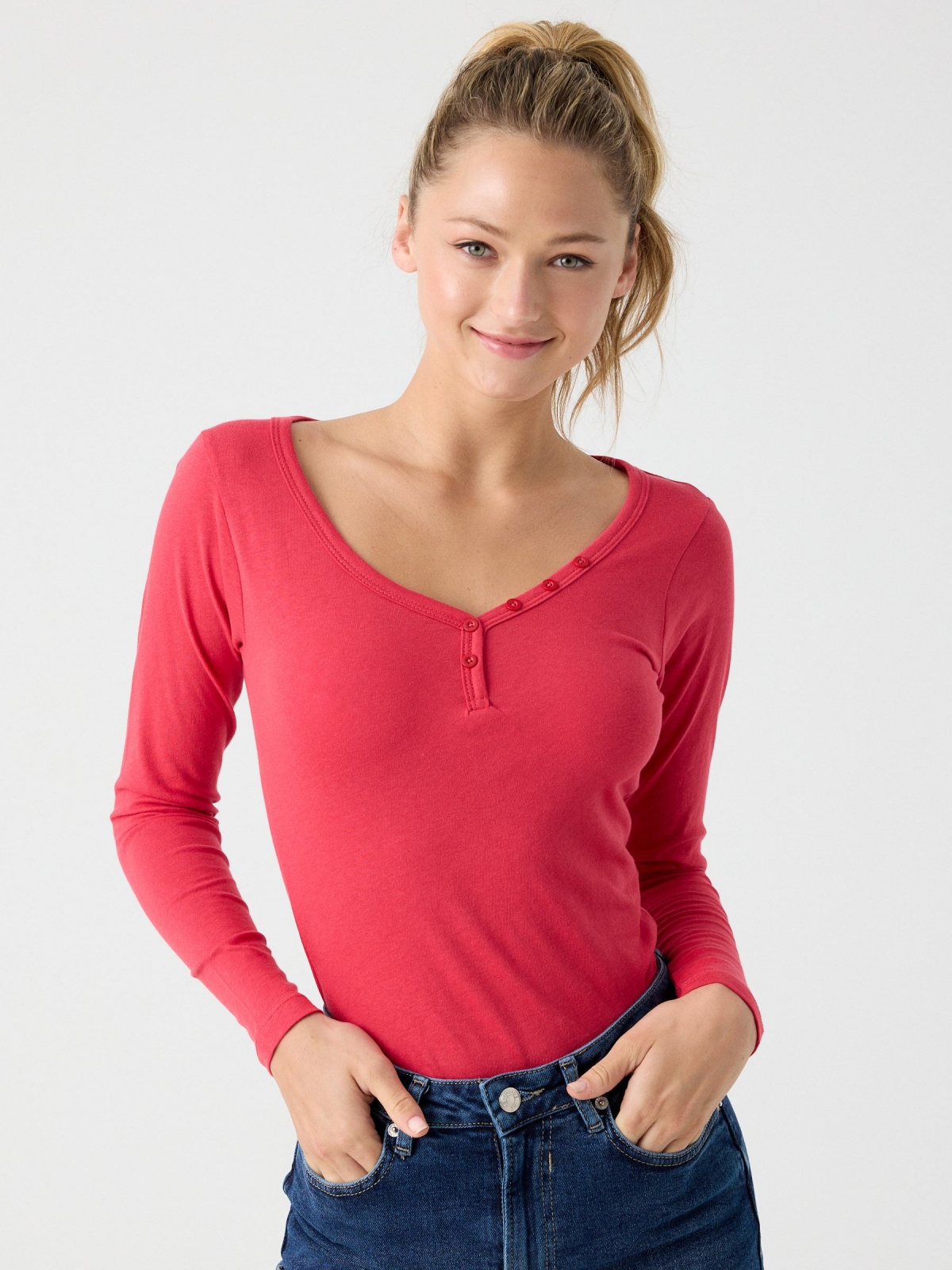 Buttoned v-neck t-shir red middle front view