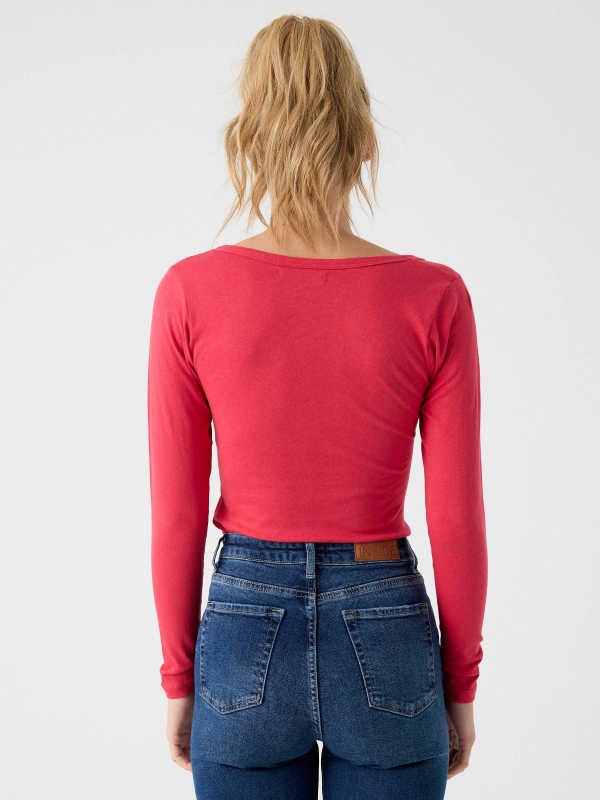 Buttoned v-neck t-shir red middle back view