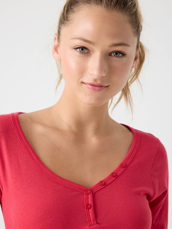 Buttoned v-neck t-shir red foreground