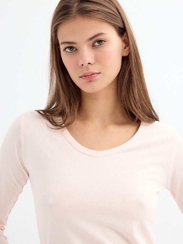 Basic V-neck T-shirt pink detail view