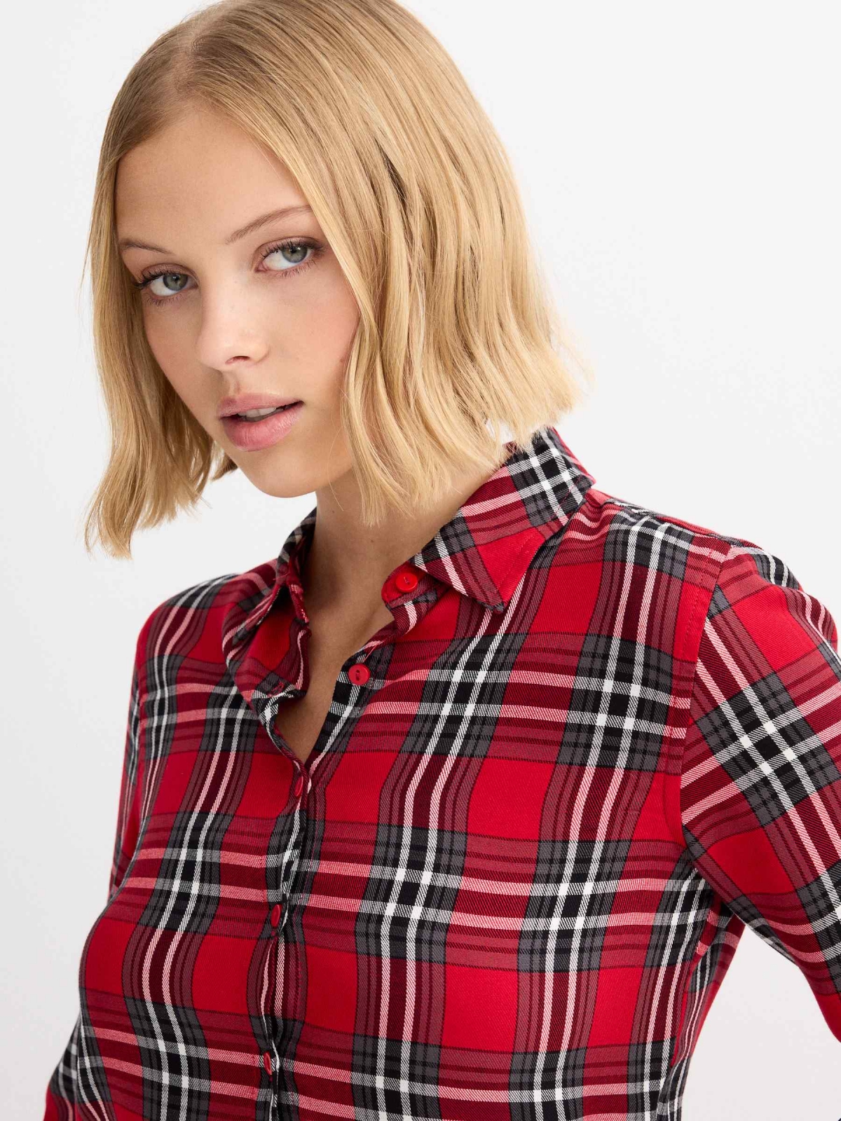 Red plaid crop shirt red detail view