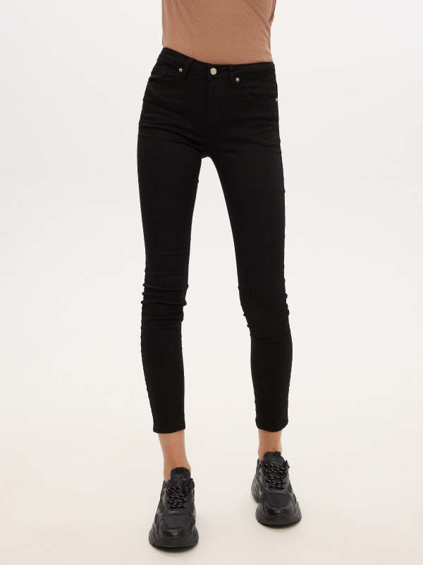 Jeans skinny mid rise preto vista meia frontal