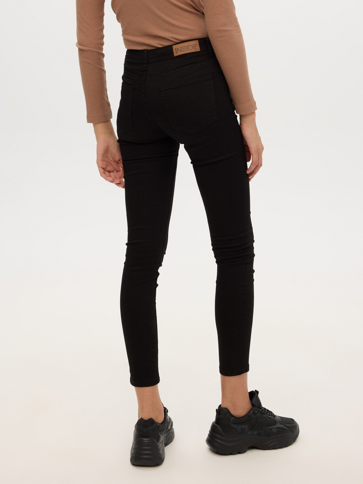 Jeans skinny mid rise preto vista meia traseira