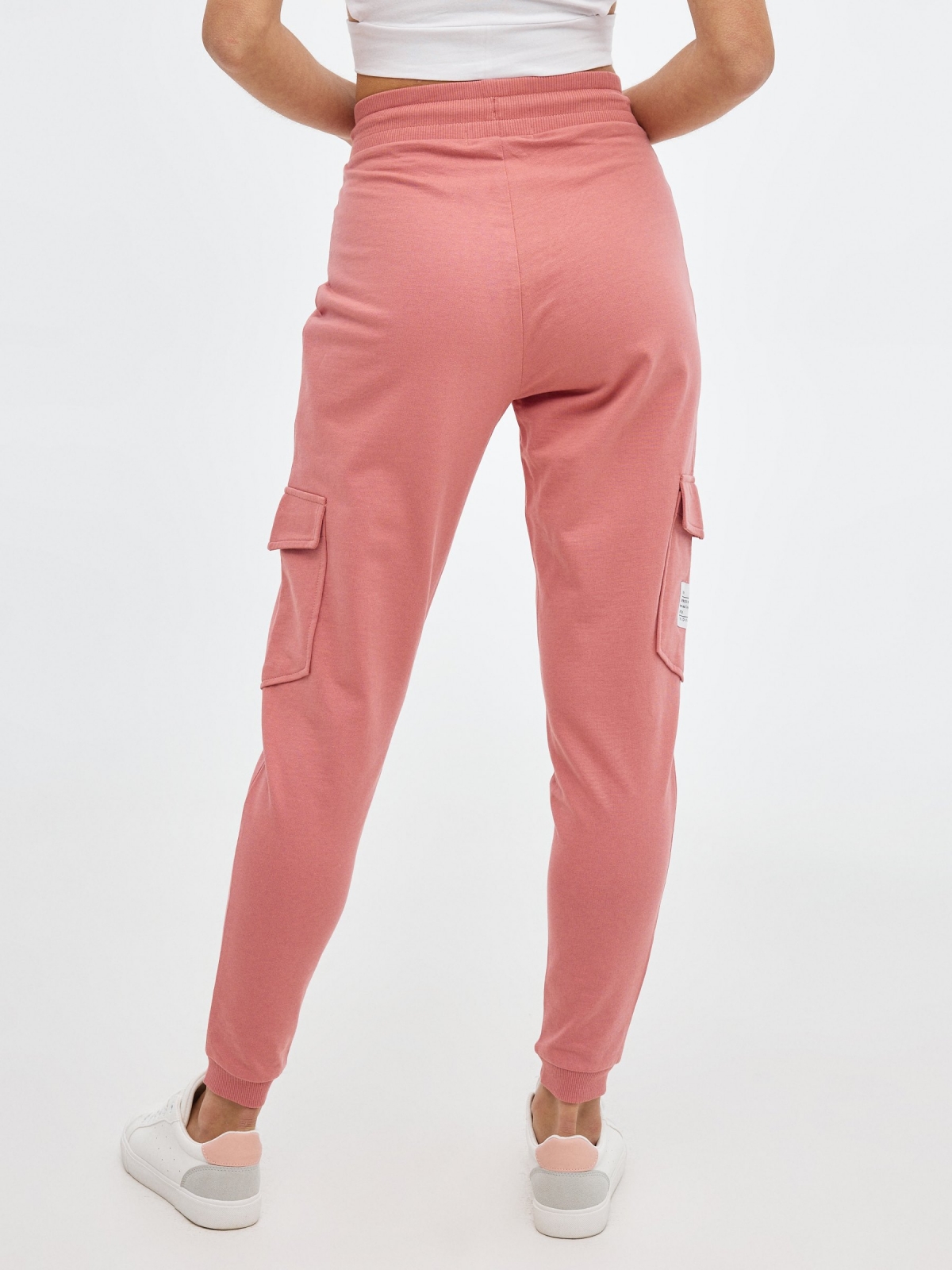 Pantalón jogger de felpa rosa nude vista media trasera