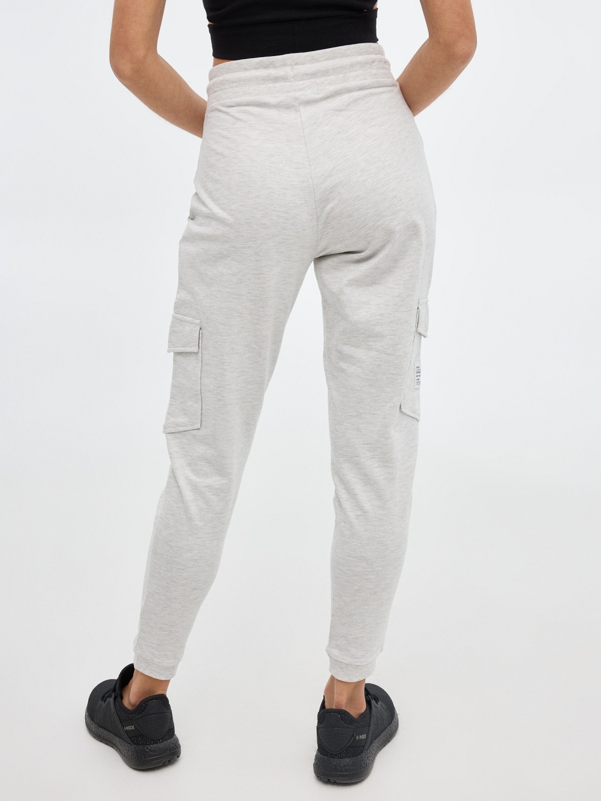 Pantalón jogger de felpa melange claro vista media trasera