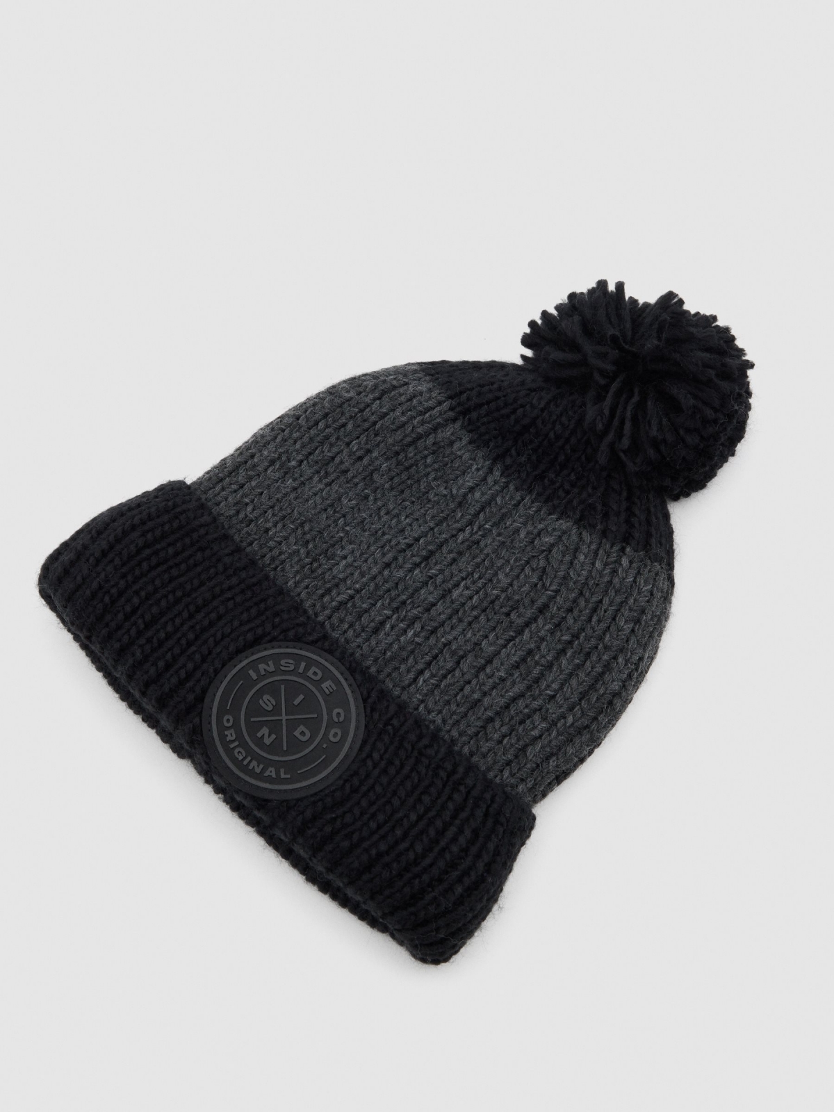 Gorro com pompom preto vista traseira 45º