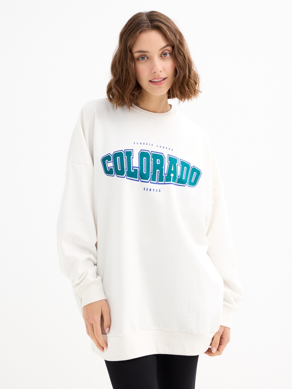 Sudadera oversized con estampado blanco roto vista media frontal