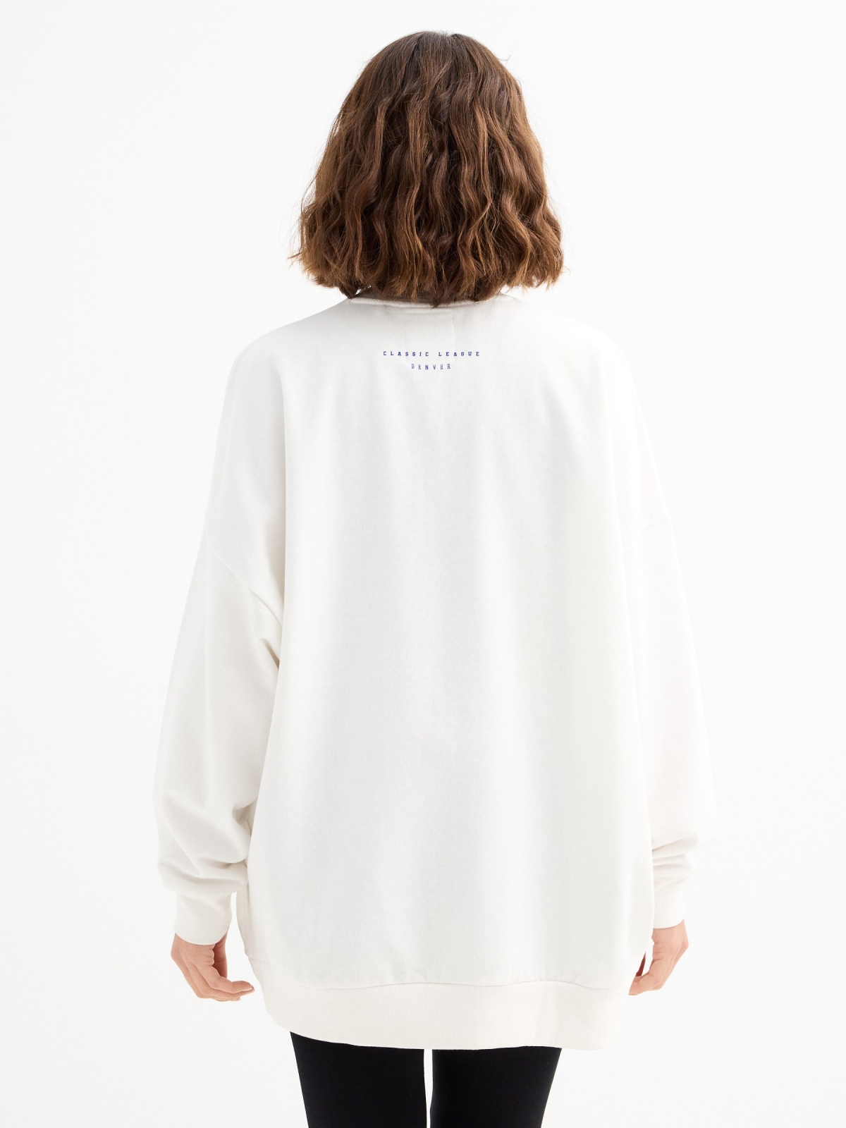 Sudadera oversized con estampado blanco roto vista media trasera