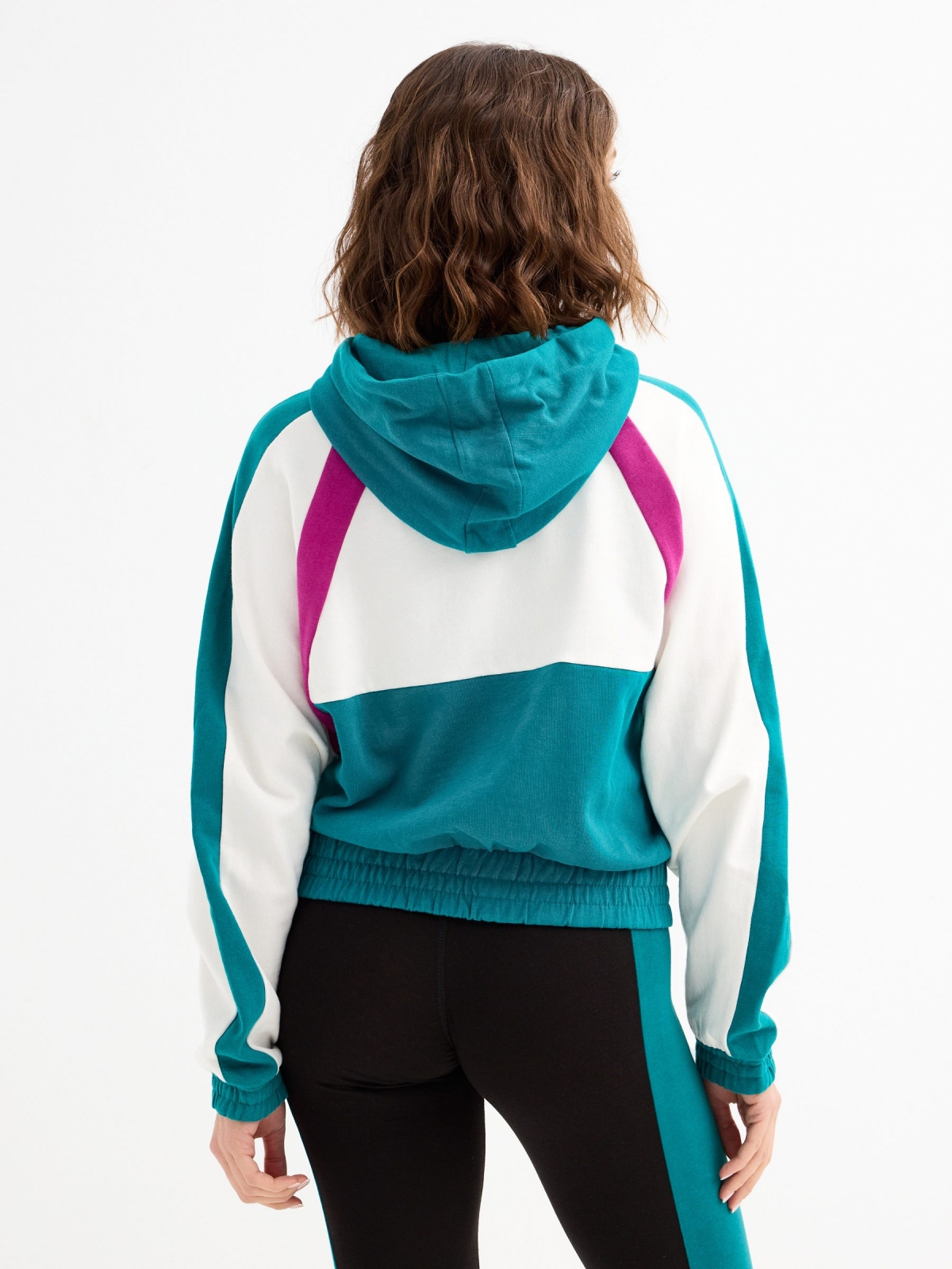 Sudadera color block verde vista media trasera