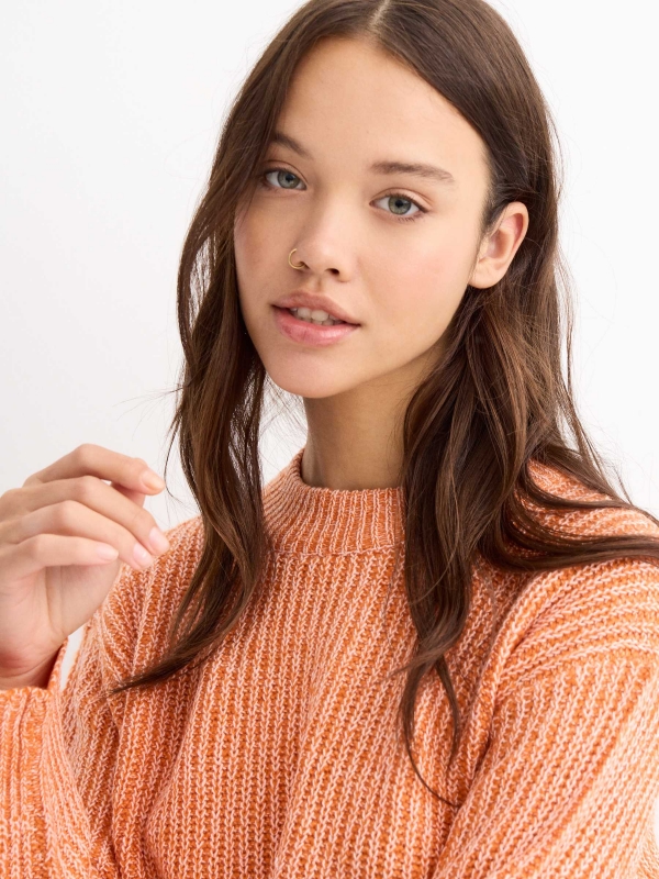 Sweater round neck orange detail view