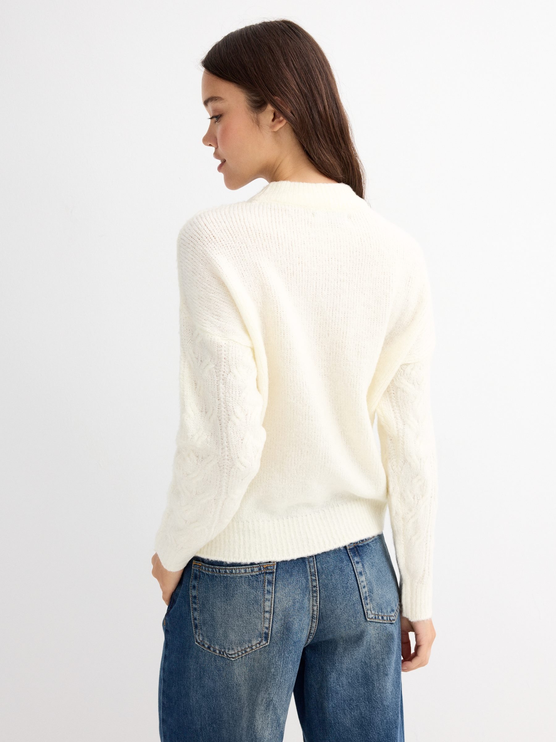 Jersey punto cuello redondo blanco roto vista media frontal