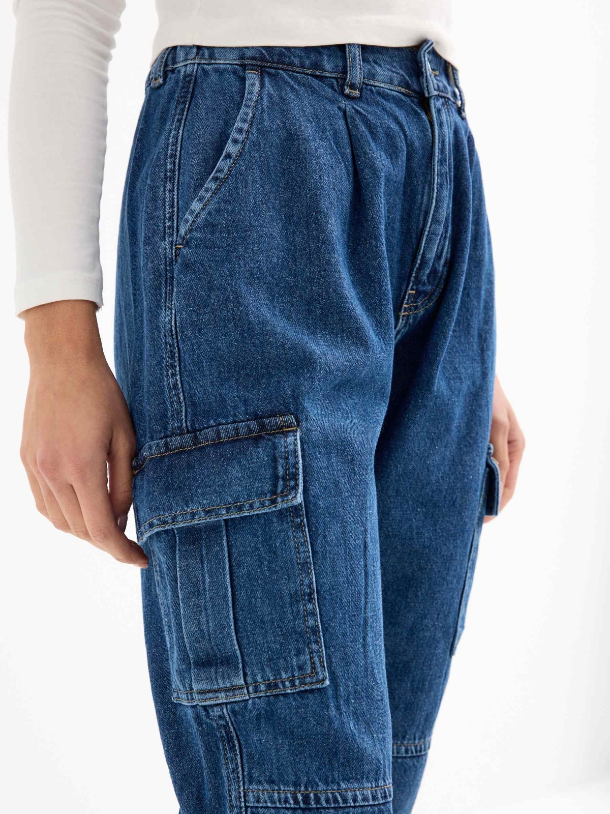 Jeans cargo slouchy azul vista detalhe