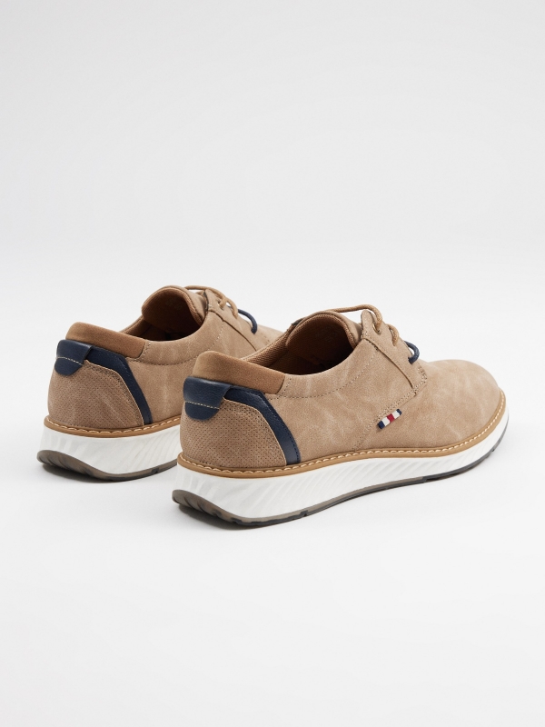 Zapato Clásico Blucher beige arena vista trasera 45º