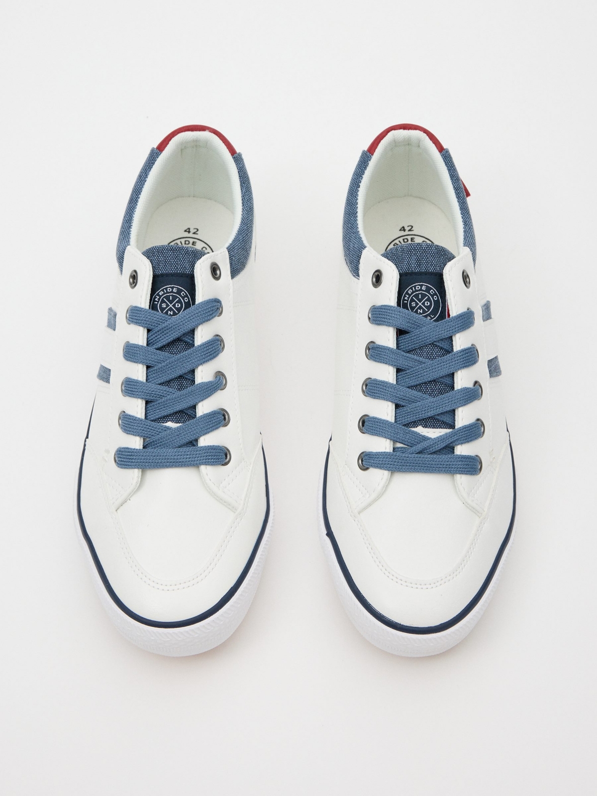 Deportiva con tejido denim blanco vista cenital