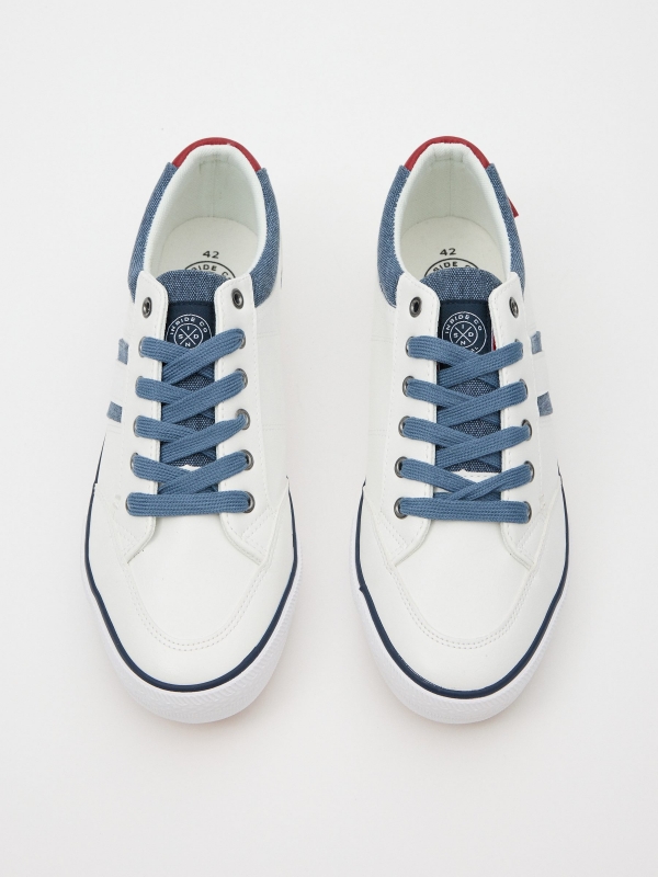 Deportiva con tejido denim blanco vista cenital