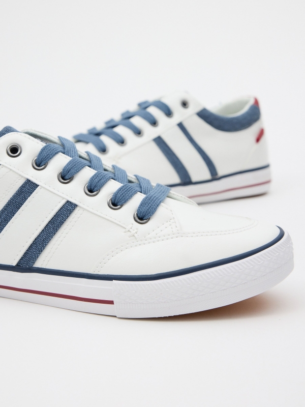Deportiva con tejido denim blanco vista detalle
