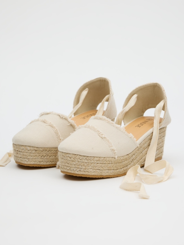 Frayed jute wedge off white 45º front view