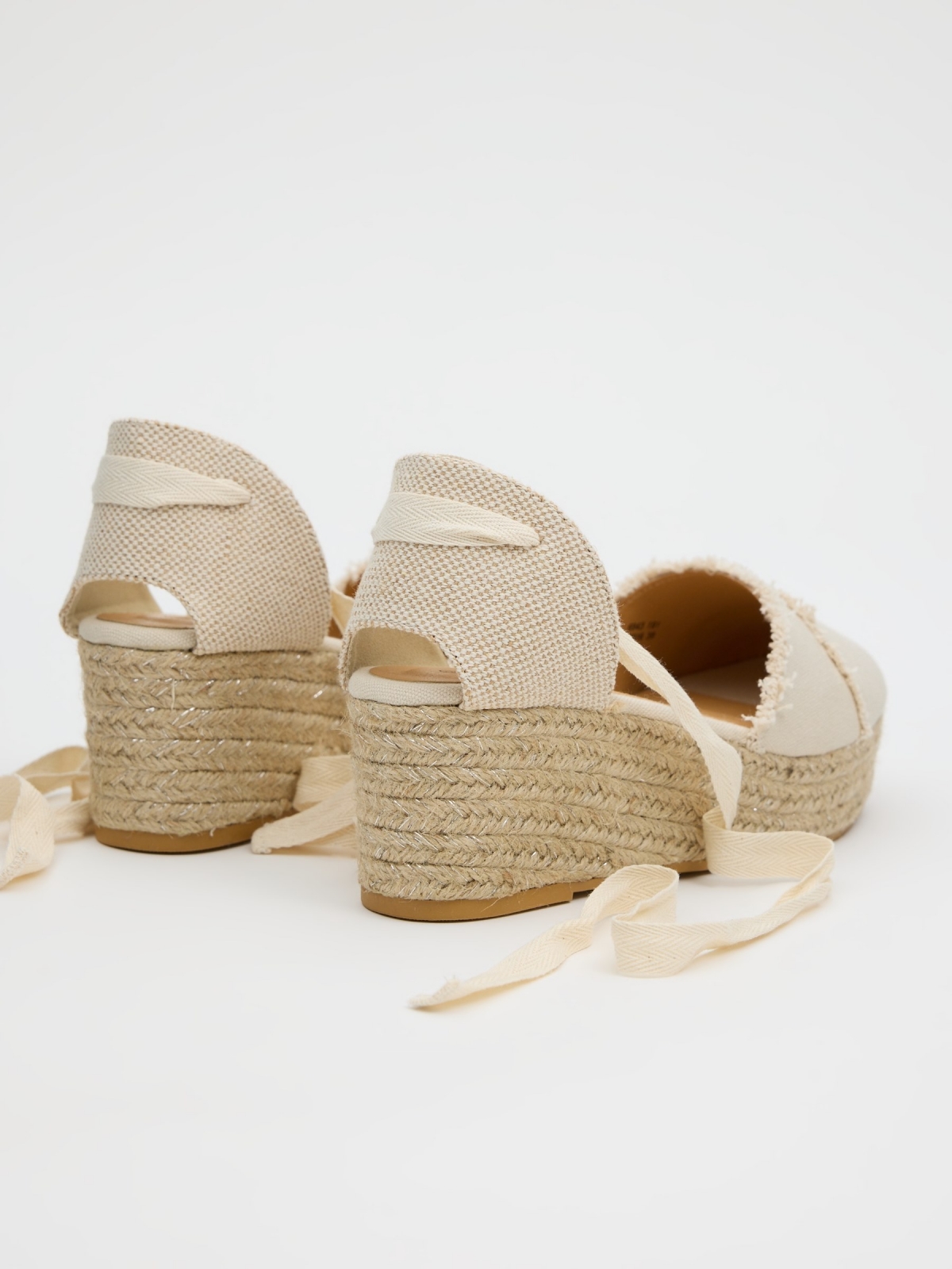 Frayed jute wedge off white 45º back view