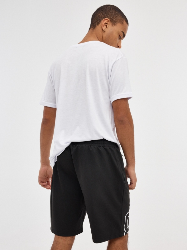 Bermuda jogger estampada negro vista media trasera