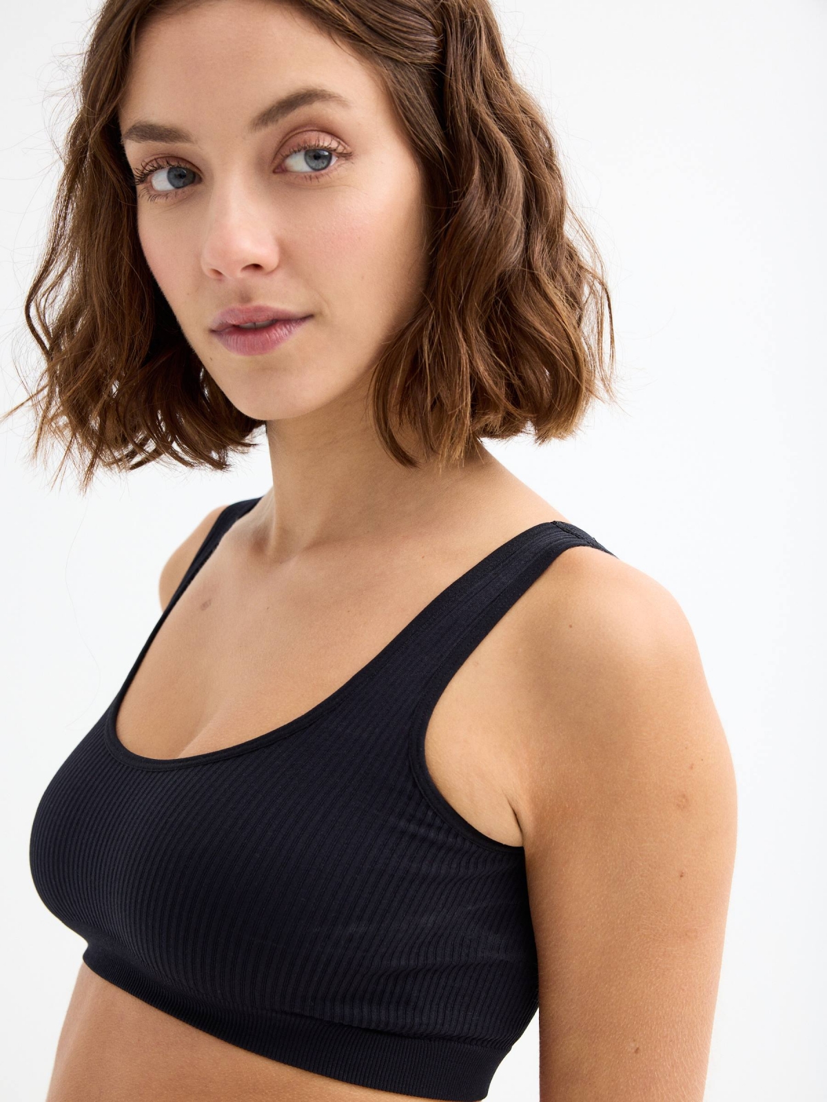 Top seamless de canale preto vista detalhe