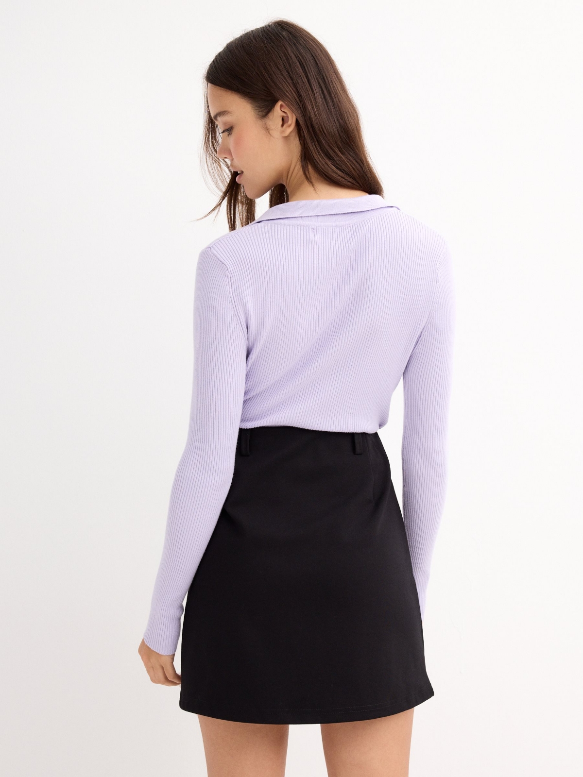 Jersey crop slim cuello de polo violeta vista media trasera