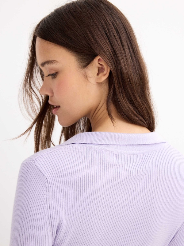 Jersey crop slim cuello de polo violeta vista detalle