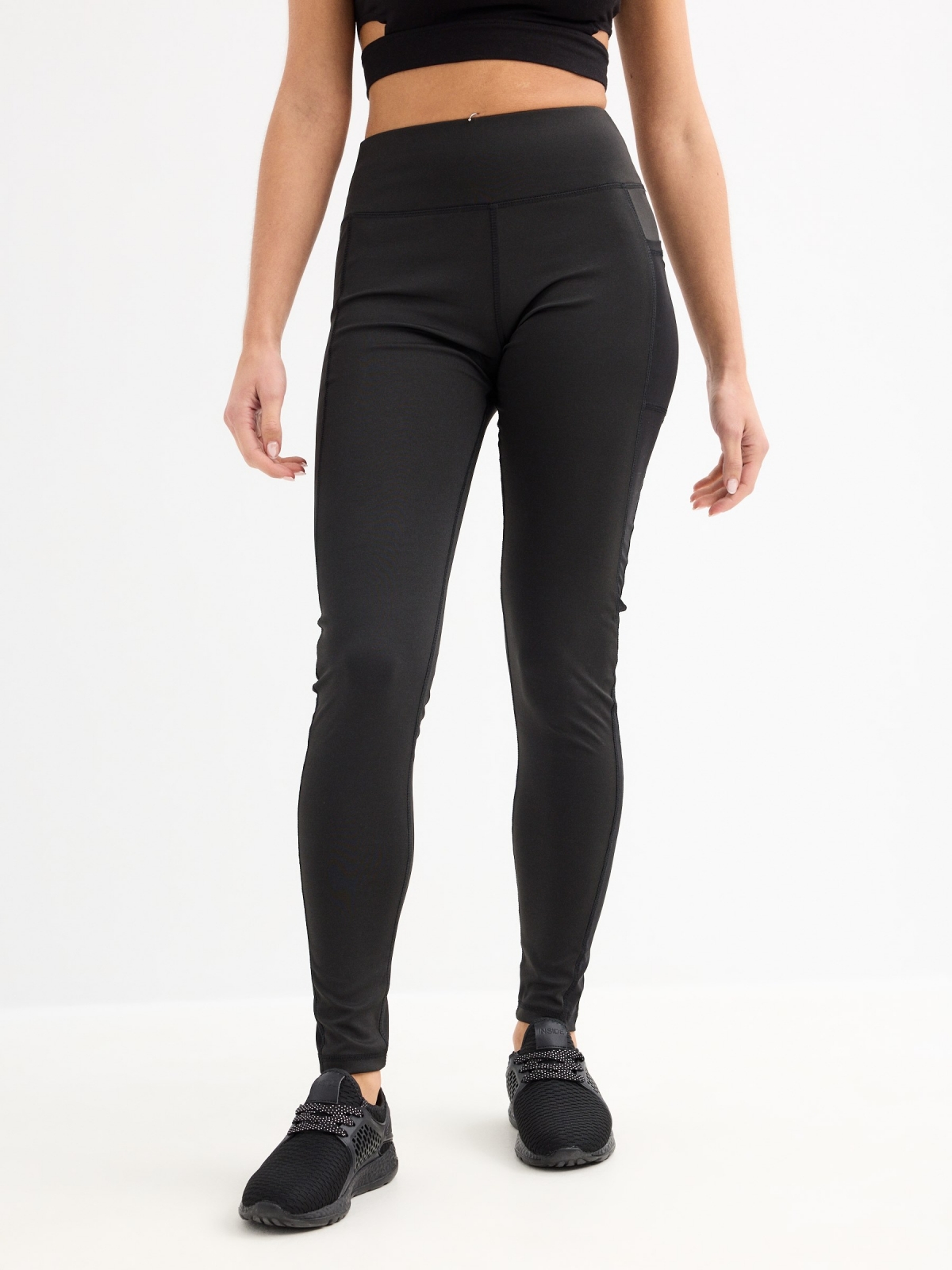 Leggings con bolsillo de mesh negro vista media frontal