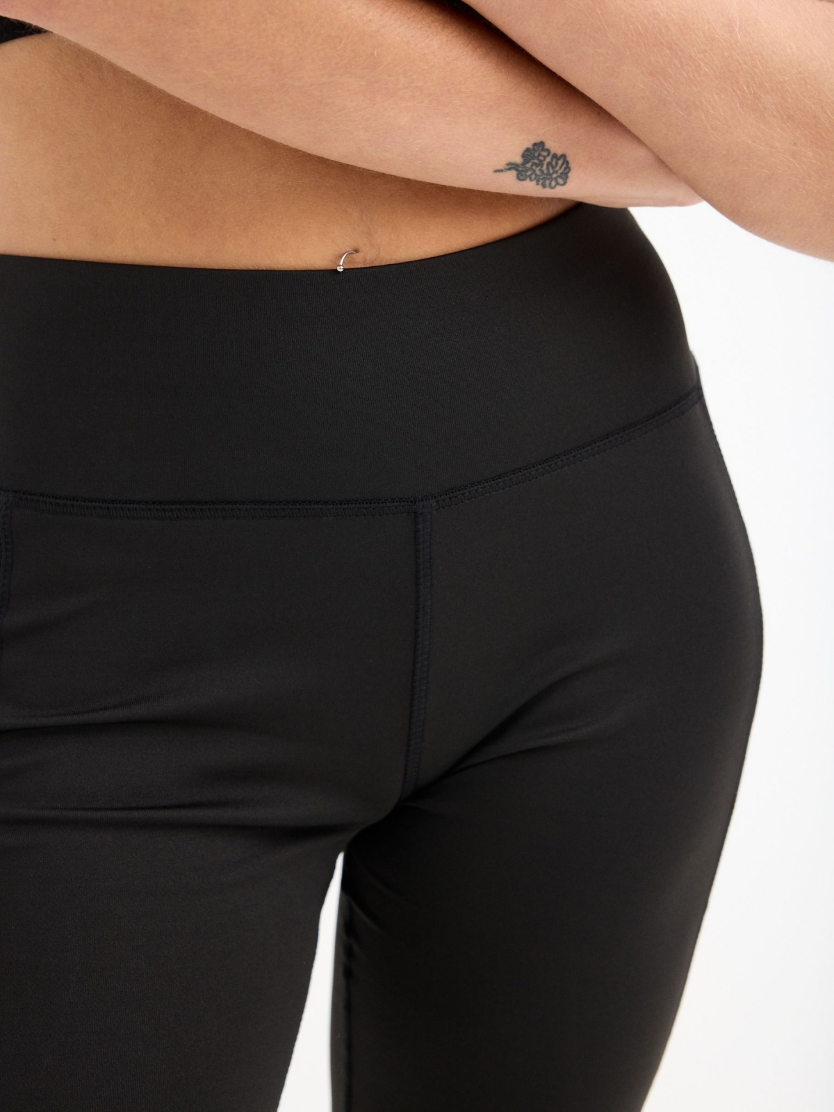 Leggings with mesh pocket black detail view