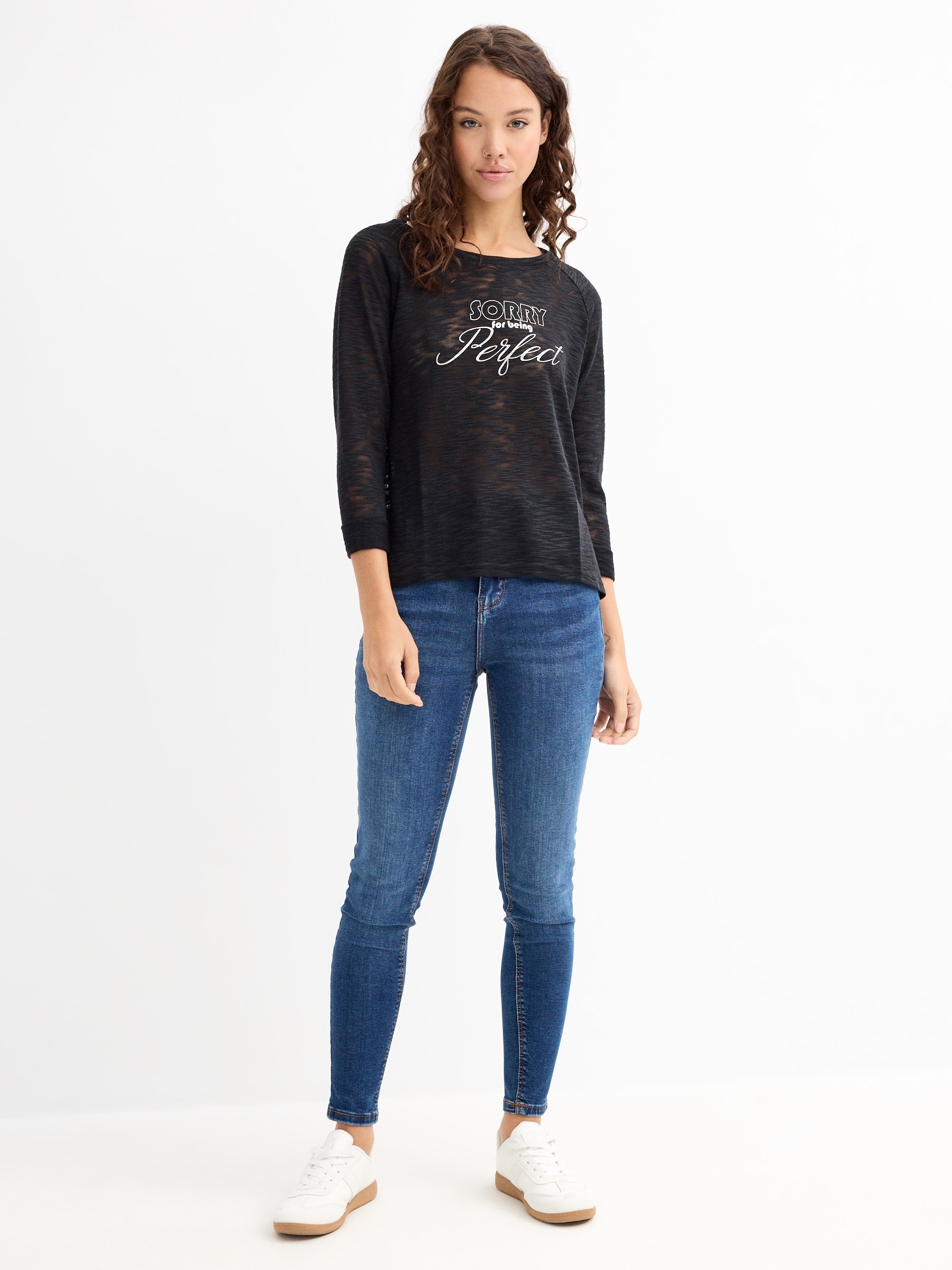 T-shirt perfeita preto vista meia frontal