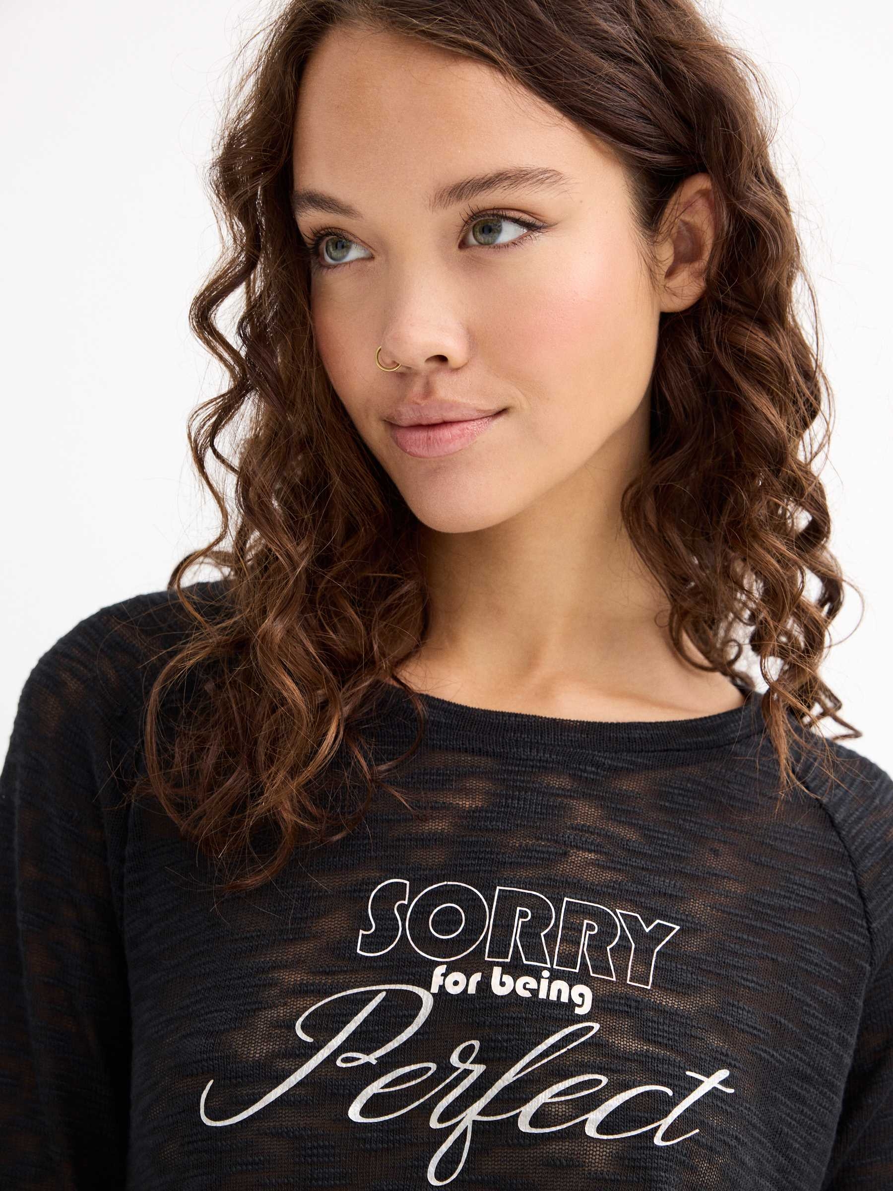 T-shirt perfeita preto vista meia frontal