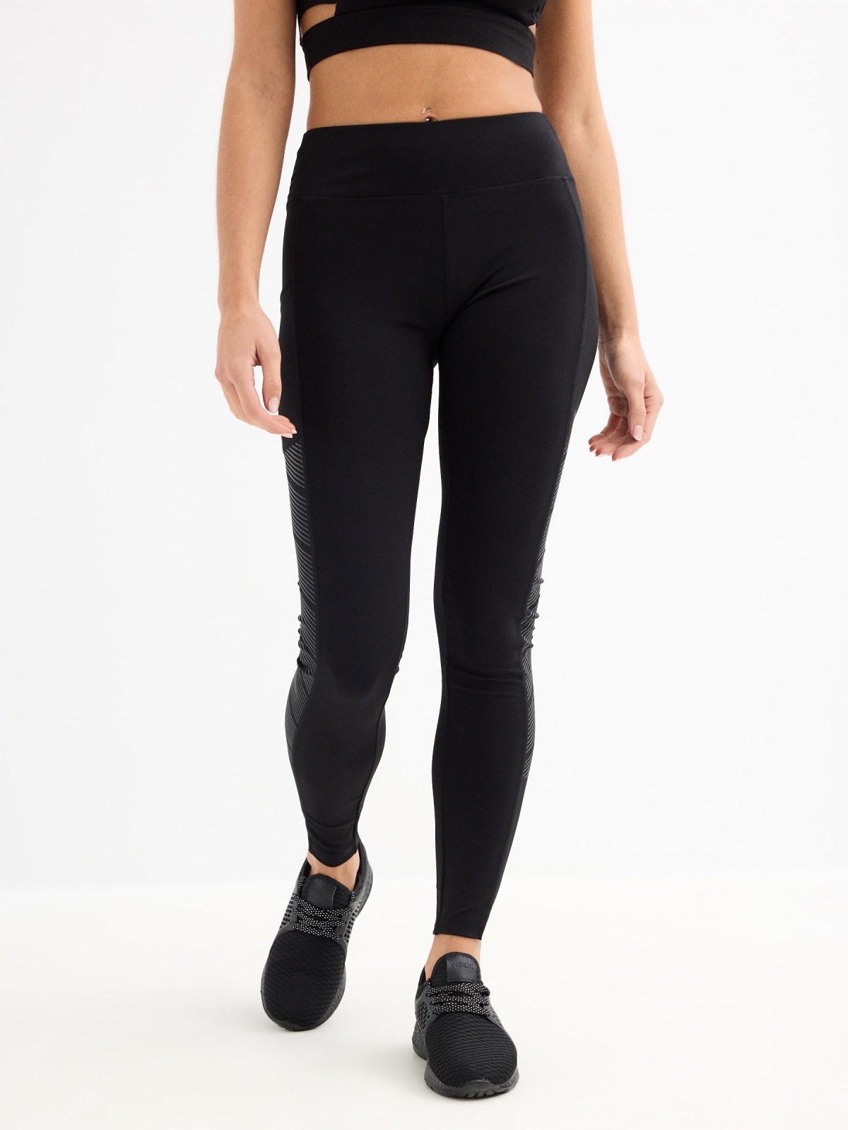 Leggings de riscas finas preto vista meia frontal