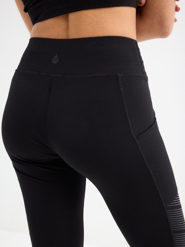 Leggings de riscas finas preto vista detalhe