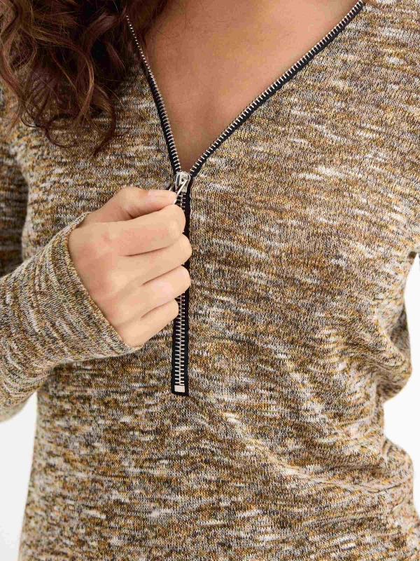 Camiseta jaspeada con cremallera amarillo vista detalle