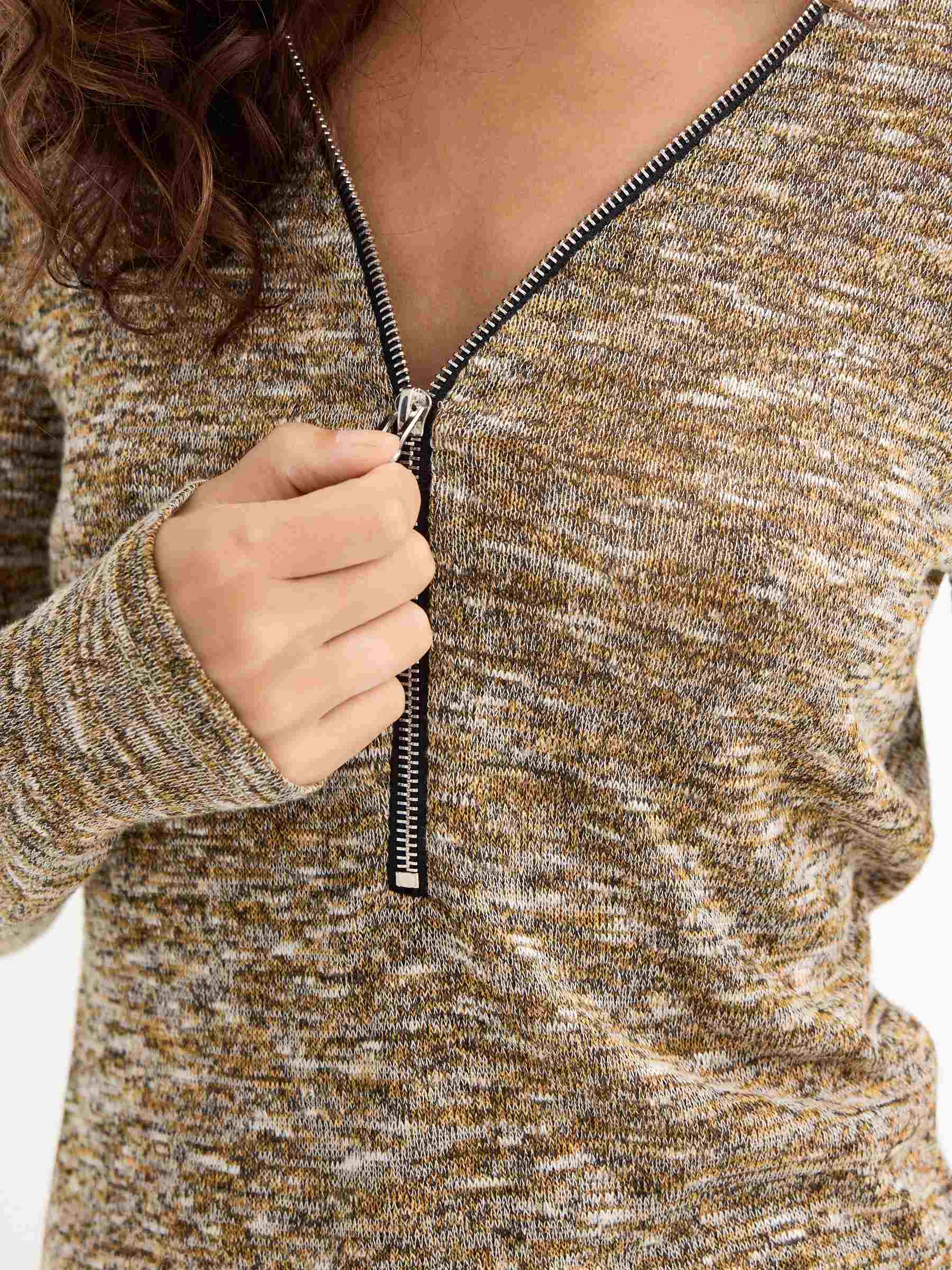 Marbled T-shirt with zipper yellow middle front view