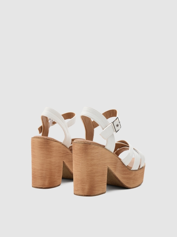 Sandalia tacón madera blanco vista trasera 45º