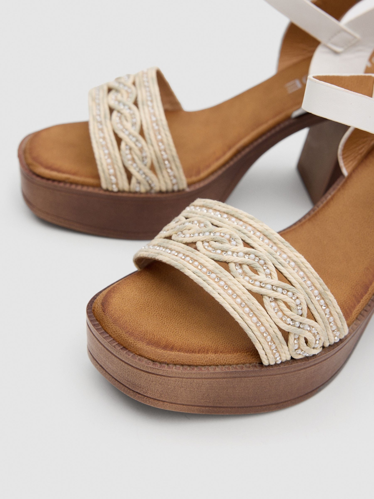 Sandália detalhes brilhantes off white vista detalhe