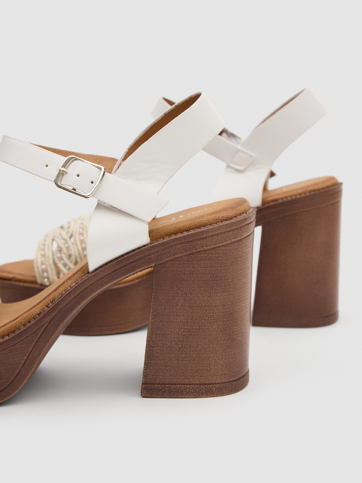 Sandalia detalles brillantes blanco roto vista detalle