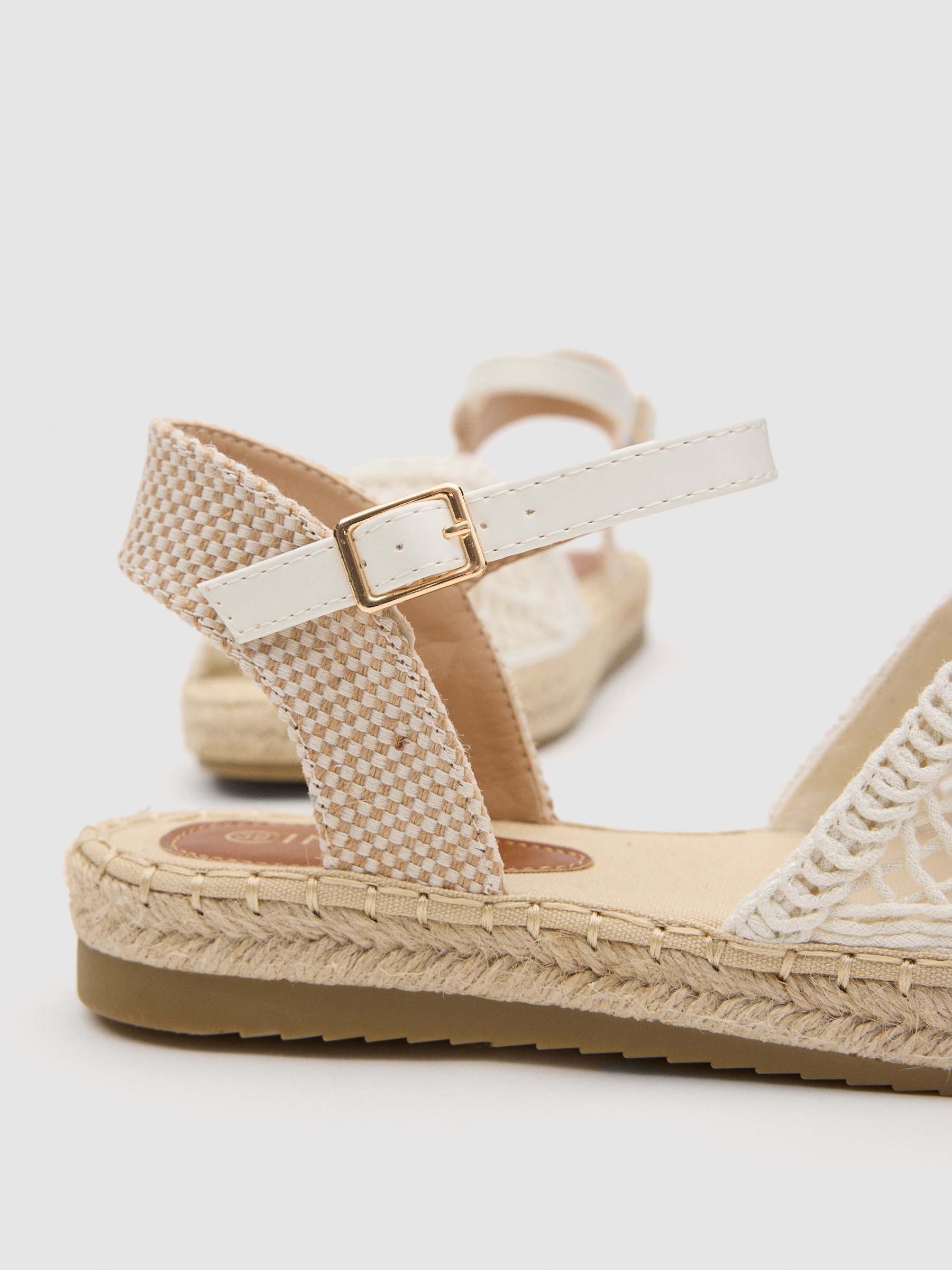 Sandalia crochet blanco roto